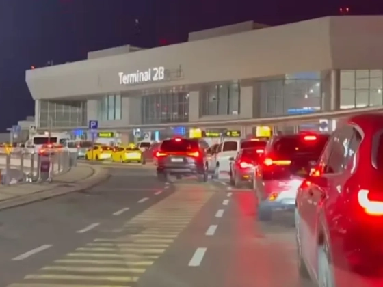 Torlódást okozott a reptéren a taxisokra kiszabott reptéri behajtási díj