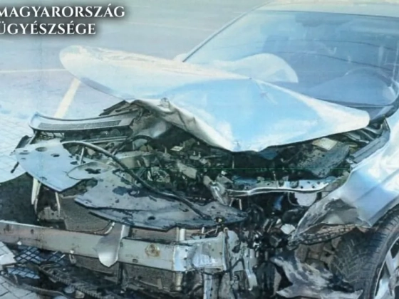 Buszmegállóba csapódott egy autó Debrecenben, ketten súlyosan megsérültek