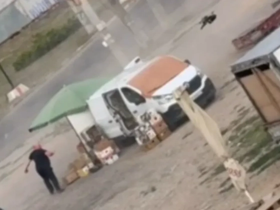 Így néz ki a drónháború: egy piaci árust üldözött egy orosz drón Herszonban