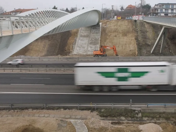 Összeütközött két autó Pákozdnál az M7-es autópályán, óriási a dugó a Balaton felé