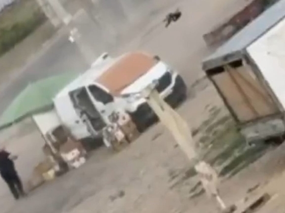 Megdöbbentő videón egy orosz drón civilre vadászik a hersoni piacon