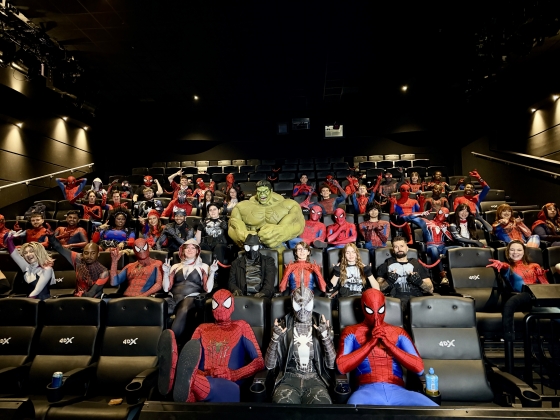 Tényleg ilyen jó a film? Ellepték a Pókember jelmezesek a magyar mozikat - Zseniális fotókon az őrület