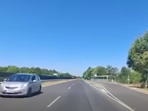 „Félrevezetett a navigáció”: a szembejövő sávba hajtott fel egy autós + videó