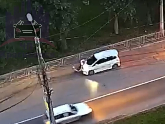 Érthetetlen balesetet okozott egy rolleres – videó