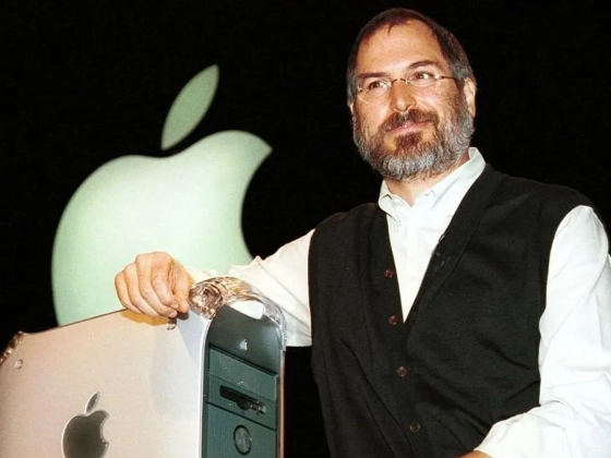 Elképesztő összeget fizetnének Steve Jobs egyik aláírt Apple-névjegykártyájáért