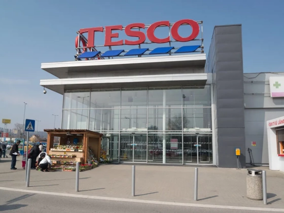 A cseh üzleti lap ismerteti, hogyan és miért vonul ki a Tesco Magyarországról