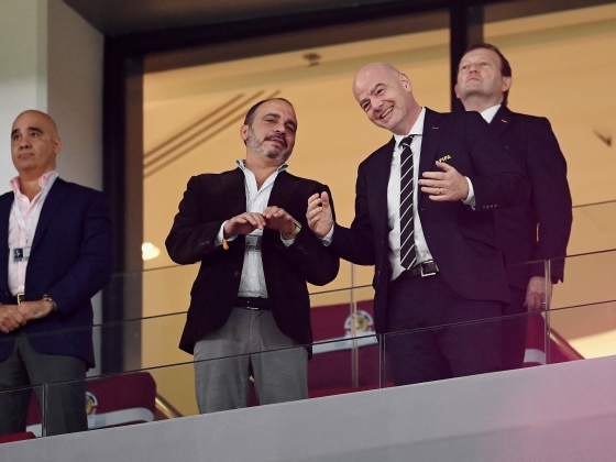 Zsarolással vádolták meg az össztűz alá került FIFA-elnököt