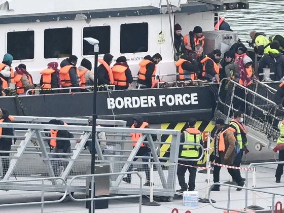 160 migránst szállító hajó gyulladt ki a La Manche csatornán