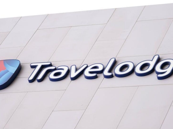 A pár arra ébredt, hogy félmeztelen betolakodót találtak a Travelodge szobájában