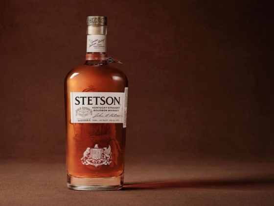 Stetson megemeli a kalapját a Bourbon előtt az első whisky kiadással
