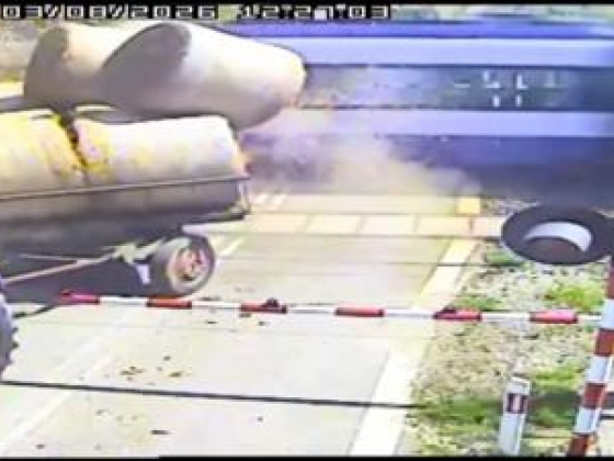 Nézze meg: A pillanatnyi személyvonat szalmabálákat szállító pótkocsinak ütközik