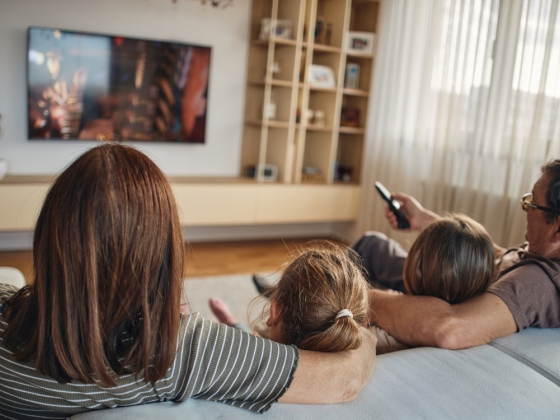 Elege van a feliratokból? Egyetlen rejtett beállítással megmentheti a tévézés élményét