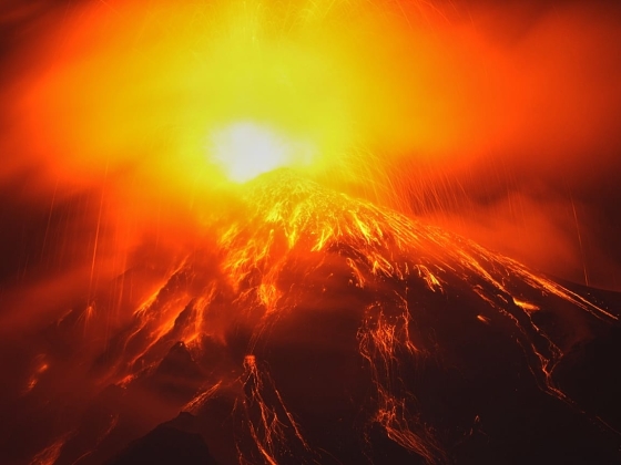 A Fuego vulkán több hamut és lávát lövell ki, miközben Guatemala 1700 közeli falvakból elmenekült embernek ad menedéket