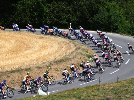 Kitömött melltartókkal csalhatnak a női Tour de France-on