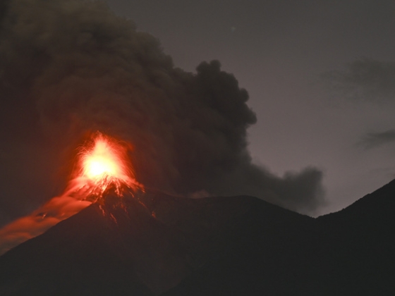Pokoli robbanás Guatemala felett: elrendelték az emberek kitelepítését a kitört vulkán miatt