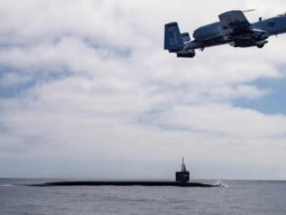 A-10-es repülőgép kísér amerikai atom-tengeralattjárót egy közös csendes-óceáni hadgyakorlaton