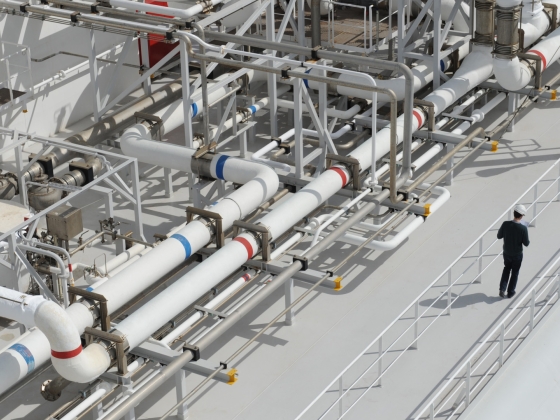 Amíg mindenki az energiakrízisre figyel, a küszöb alatt ömlik Európába az orosz LNG