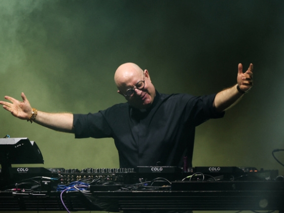 Mit keres egy katolikus pap-DJ a Budapest Park nagyszínpadán?