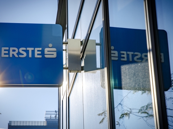 Jelentett az Erste, az extraprofitadó jócskán visszavágta a nyereséget