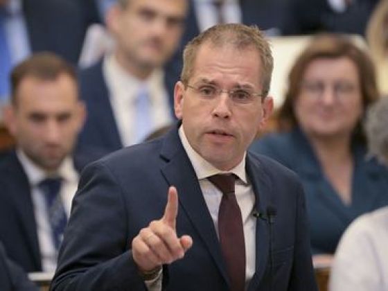 Ruff Bálint lépett: rendkívüli ülést kezdeményezett