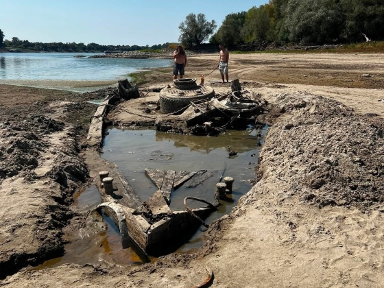 Szovjetek miatt elsüllyesztett hajót találtak Bajánál az apadó Dunában
