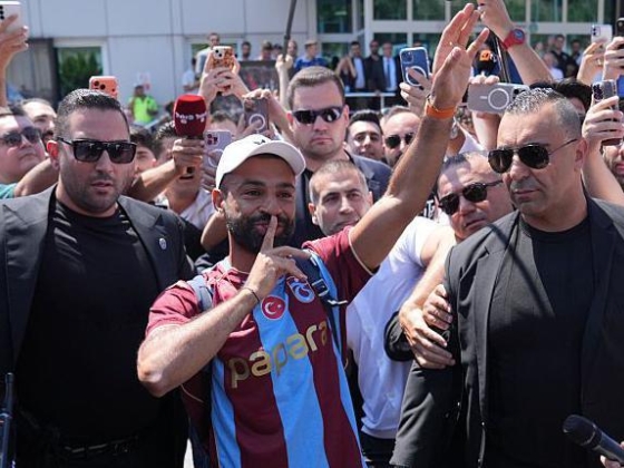Salah mobbolt a repülőtéren, mielőtt a Trabzonspor megmozdult volna