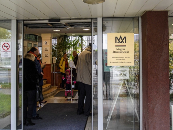 Párizsból üzenték: a magyar kormány helyében plafont tennének a 13. és 14. havi nyugdíjra