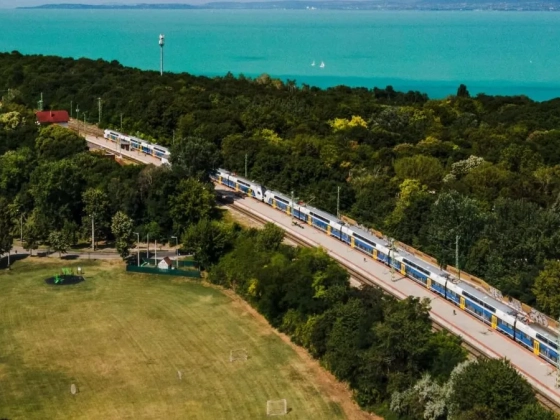 Különleges módszerrel védi a síneket és lassítja a vonatokat a MÁV az extrém hőségben
