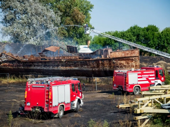 Kigyulladt a Szőke Tisza roncsa Szegeden