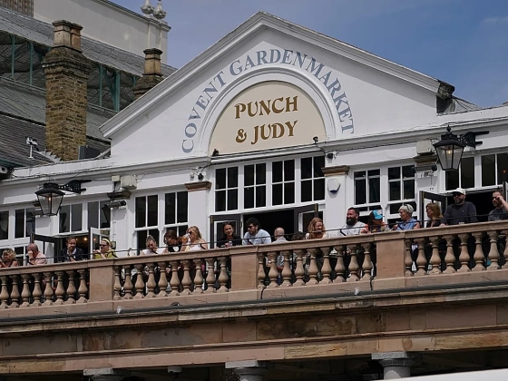 Letartóztattak egy nőt, miután négy kést késeltek a londoni Covent Gardenben