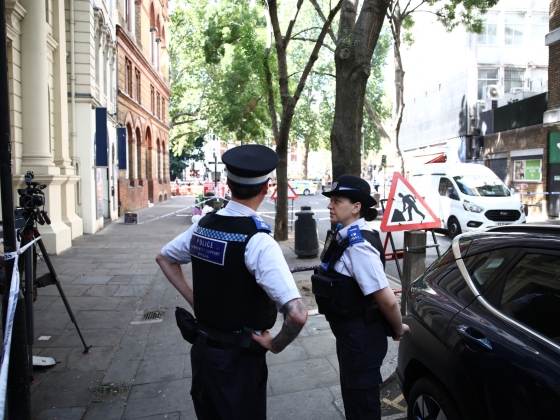 Négy férfit késeltek meg London belvárosában, őrizetbe vettek egy nőt