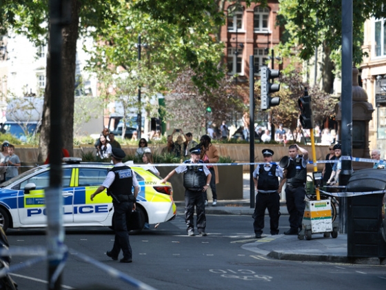 Ollóval támadt járókelőkre egy nő London belvárosában, négyen megsérültek