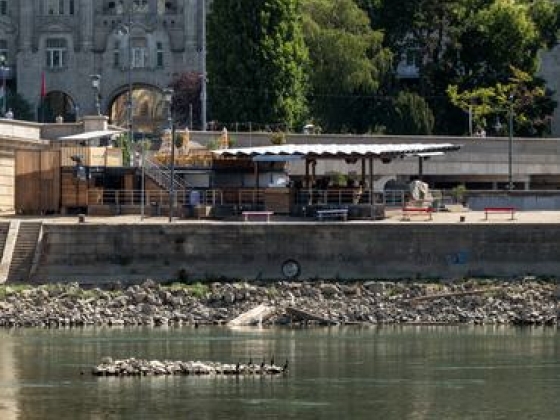 Nem egyedi baleset volt: tízszer zuhantak a mélybe a rakparton, mégis mindenki hallgat
