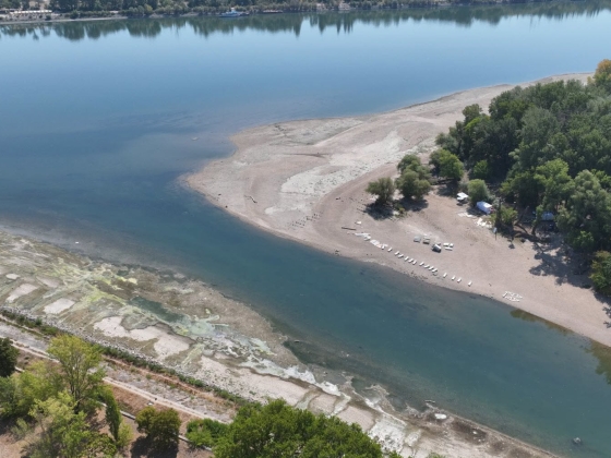 Rákkeltő méreg csorog a Dunába, szemben nyugágyak sorakoznak a Hajógyári-szigeten