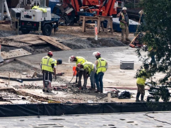 Jackhammer behajtott a Fehér Ház helikopter-leszállójára, miután Trump változtatásokat rendelt el (fotók)