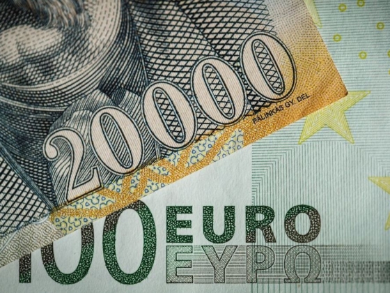 Senki se bír a forinttal, a 42 fokban újra robog, ideges a dollár lett