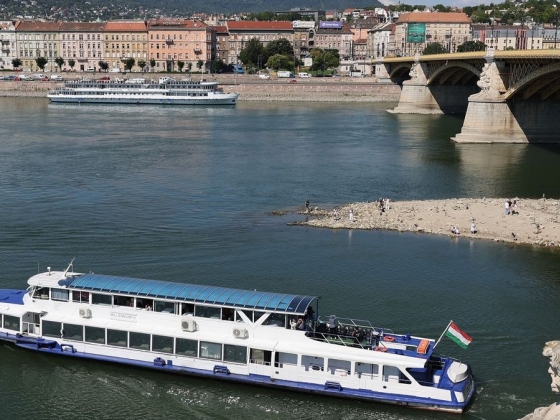 Ez ám a dunai luxusút: üdülőhajó, napozóágy helyett buszülés, mosdó a benzinkúton – a sokezer eurós összeomlás