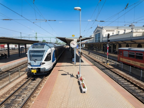 Festékkel lassítja a vonatokat és védi a vágányokat a hőségtől a MÁV