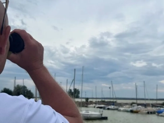 Szolgálaton kívüli rendőr mentett ki a Velencei-tó iszapjából egy nőt