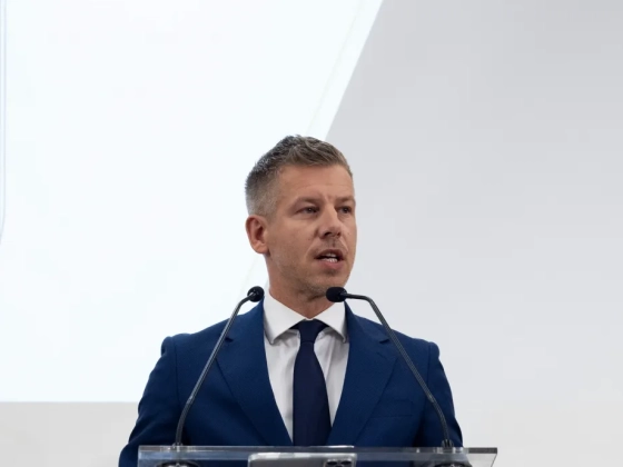 Magyar Péter: Kiírják az első szélerőművi pályázatokat, a projektekben magyar állami tulajdonrészt fognak előírni
