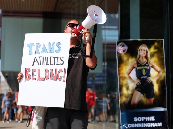 Hogyan lett Julie Tétart transznemű kosárlabdázó lőszer a jobboldali WNBA-trollkodáshoz