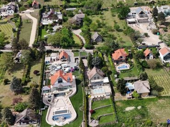 Csak duma volt a Tisza rendszerváltása? Mi lesz a NER-lovagok tihanyi luxusvilláival?