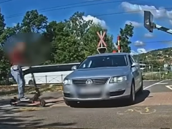 Nekivágódott, felrepült, megpördült, majd egy autó lefejelése után a földbe csapódott egy elektromos rolleres – videó