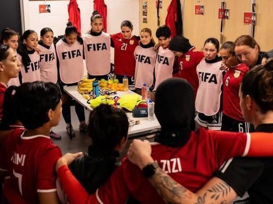 Az otthoni futballtól eltiltott afgán női csapat 8000 mérföldre újra összeáll