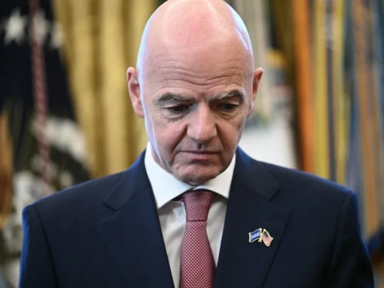 Elnézést kért a FIFA elnöke, maradhat a posztján