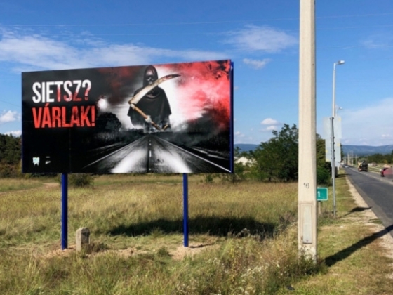 A rendőrség eltüntette a videót, amelyben kaszás lebeg a bukósisak nélkül rollerezők felett