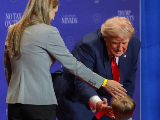 „Nem akarom, hogy Biden legyen, és leessen” – Trump elkapott egy színpadról leszökni készülő kisfiút