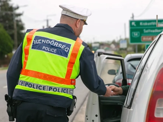 Elállt a veszprémi rendőrök szava, ezt látták egy sofőr ölében – fotó