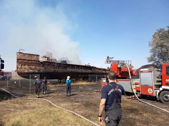 Hungary’s largest, more than 100-year-old paddle steamer, Szőke Tisza, catches fire – photos