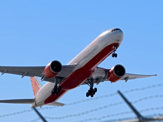 Hirtelen 90 métert zuhant a levegőben az Air India gépe, legalább 12 ember megsérült